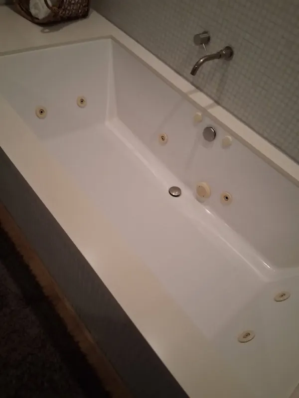 Jetted soaking tub after a regular cleaning in Beverly Hills